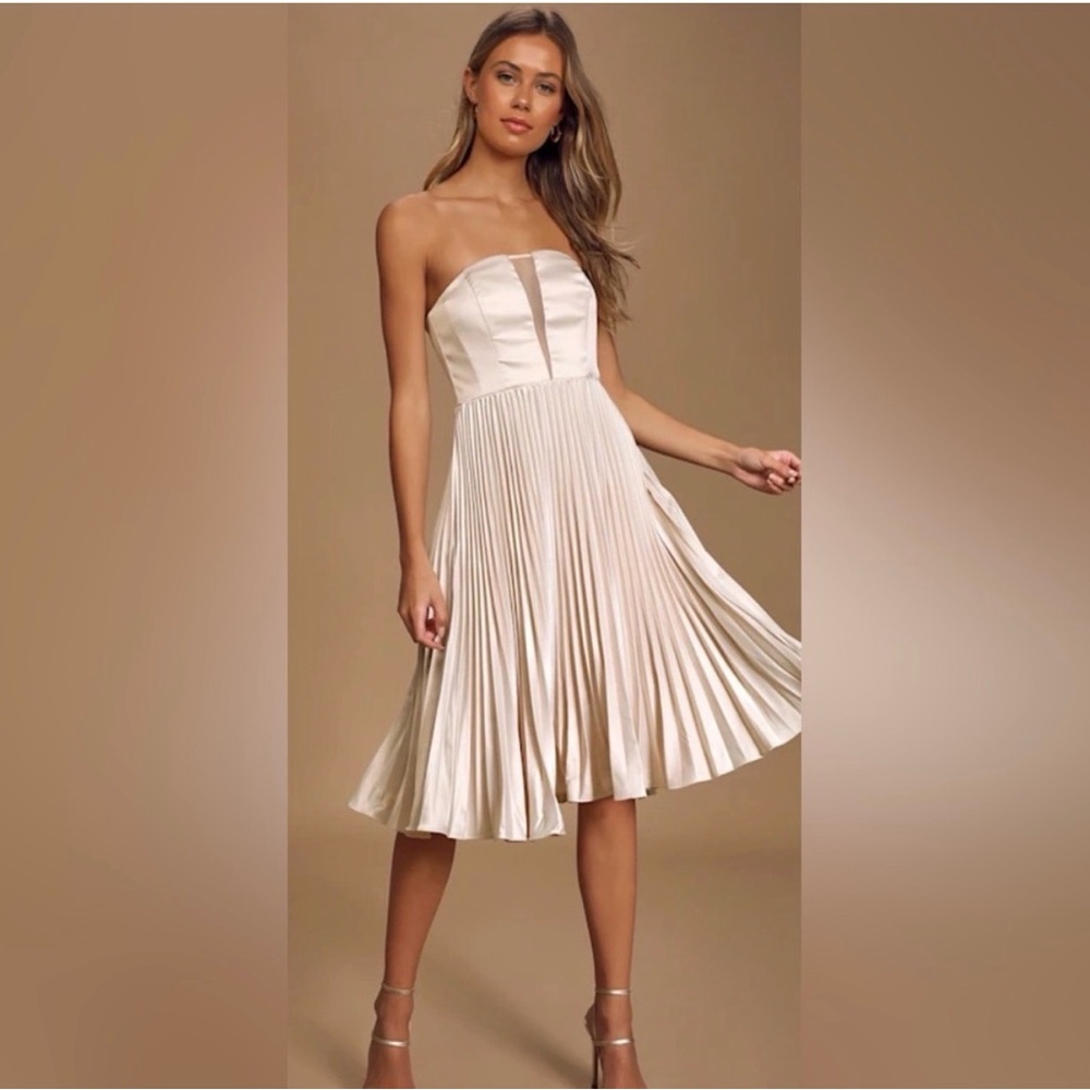 Lulu's NWT Champagne Strapless Fit & Flare Pleated Dress Size Small